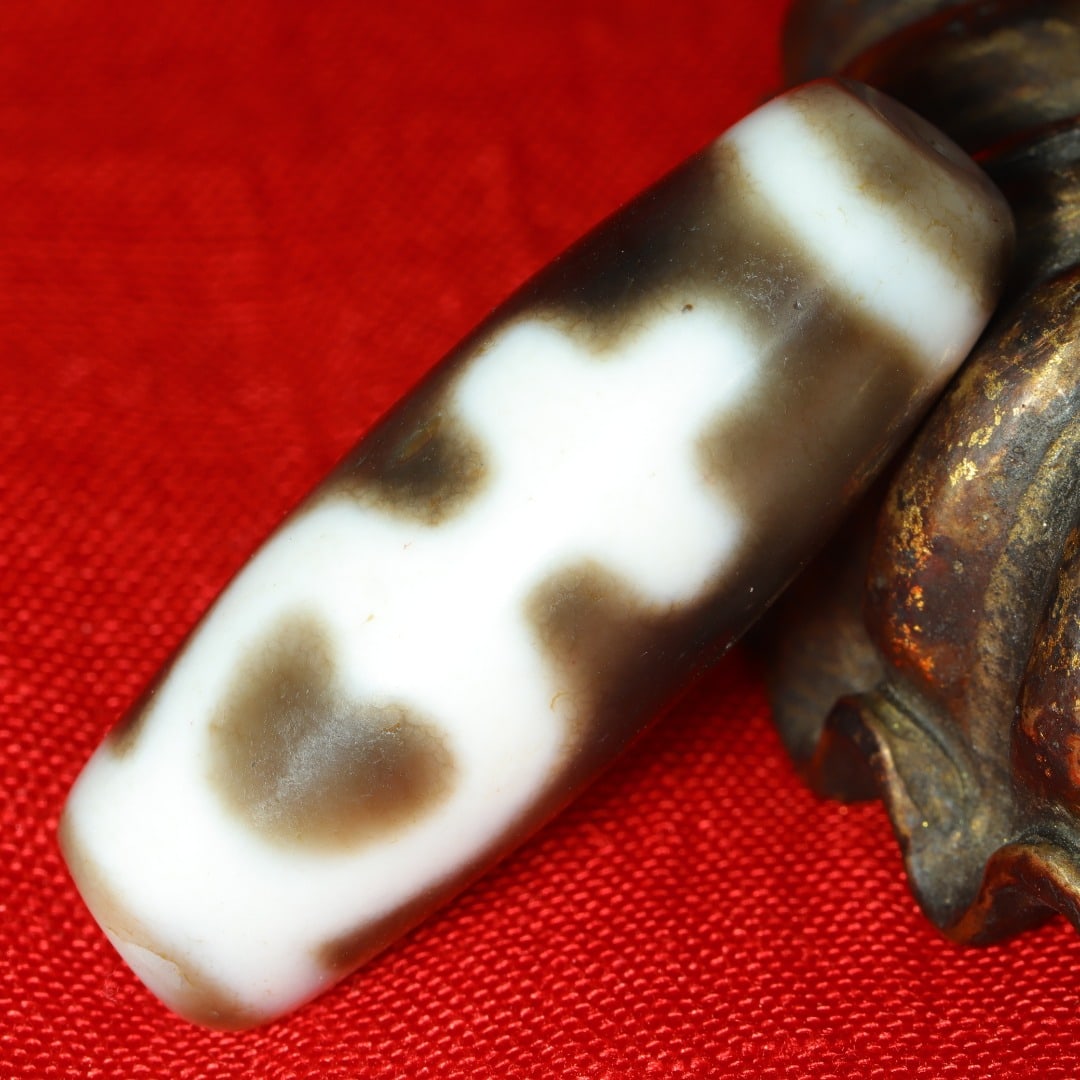 An Exquisite Dzi Bead Pendant: An Exquisite Dzi Bead Pendant，Size：39mmx13mm，Weight：12g 天珠挂件