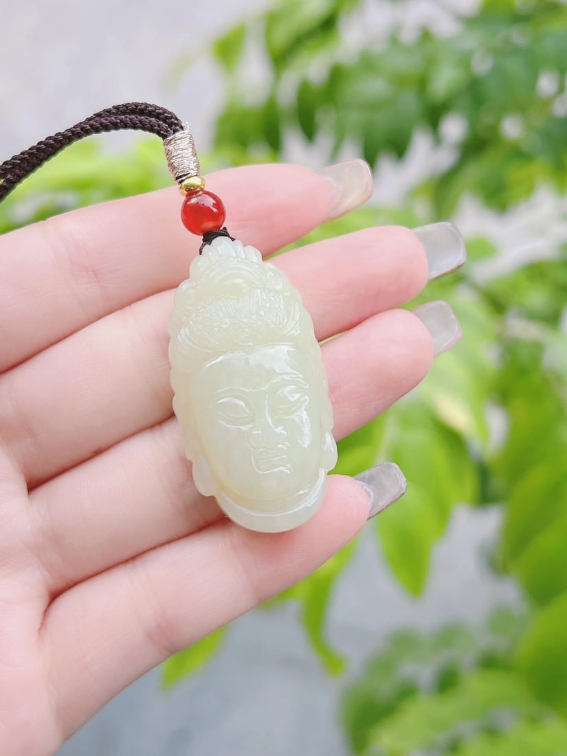 An Exquisite White Jade Avalokitesvara-head Pendant: An Exquisite White Jade Avalokitesvara-head Pendant,Size:21mmx39mm,Weight:15g 白玉观音像头吊坠