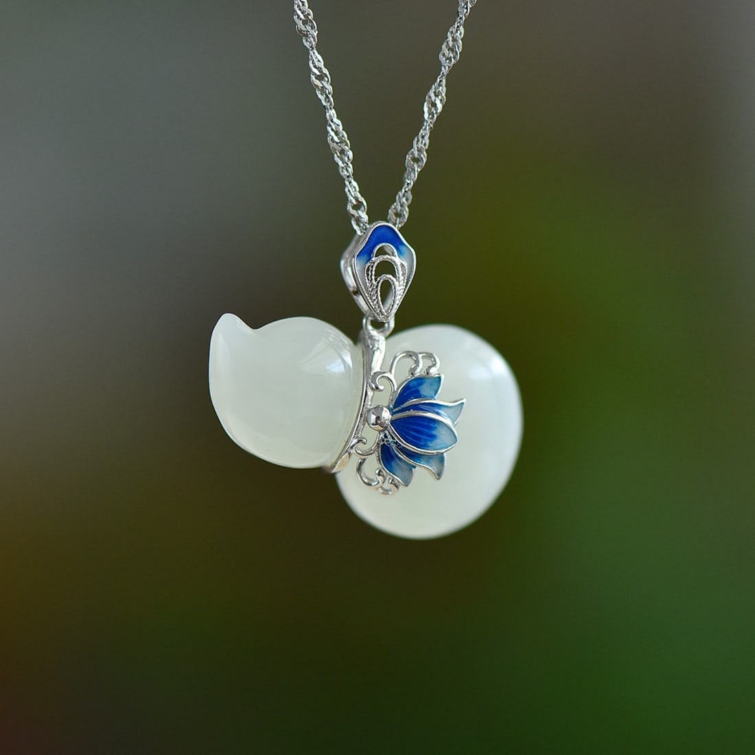 An Exquisite Sterling Silver Inlaid White Jade Gourd Pendant: An Exquisite Sterling Silver Inlaid White Jade Gourd Pendant,Size:15mmx25mm 纯银镶白玉葫芦吊坠