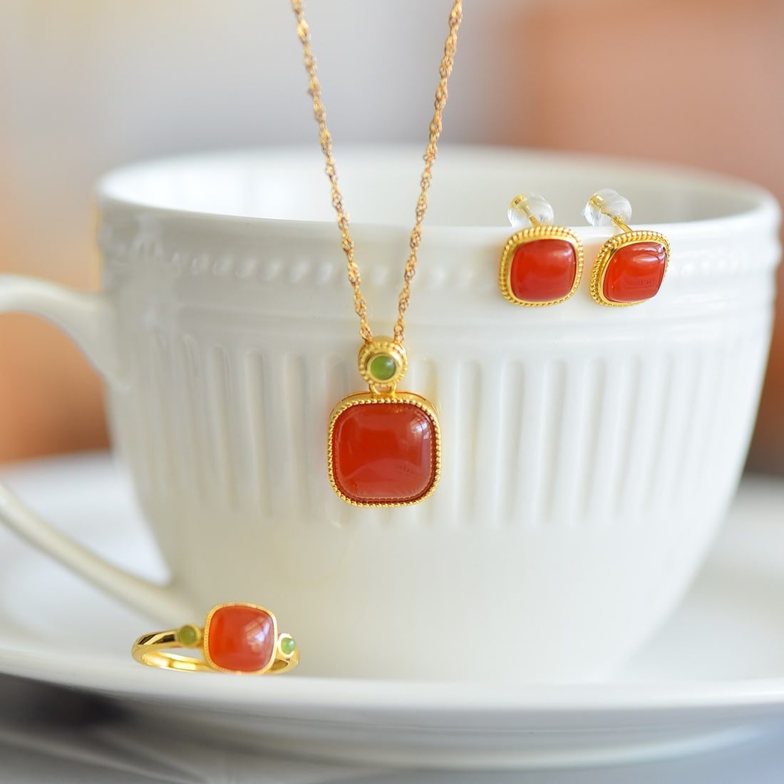 A Set of Fine Sterling Silver-Gold Plated Inlaid Agate Jewelrys,Inlaid Diamond: A Set of Fine Sterling Silver-Gold Plated Inlaid Agate Jewelrys,Inlaid Diamond 一套纯银镀金镶玛瑙首饰,嵌钻石