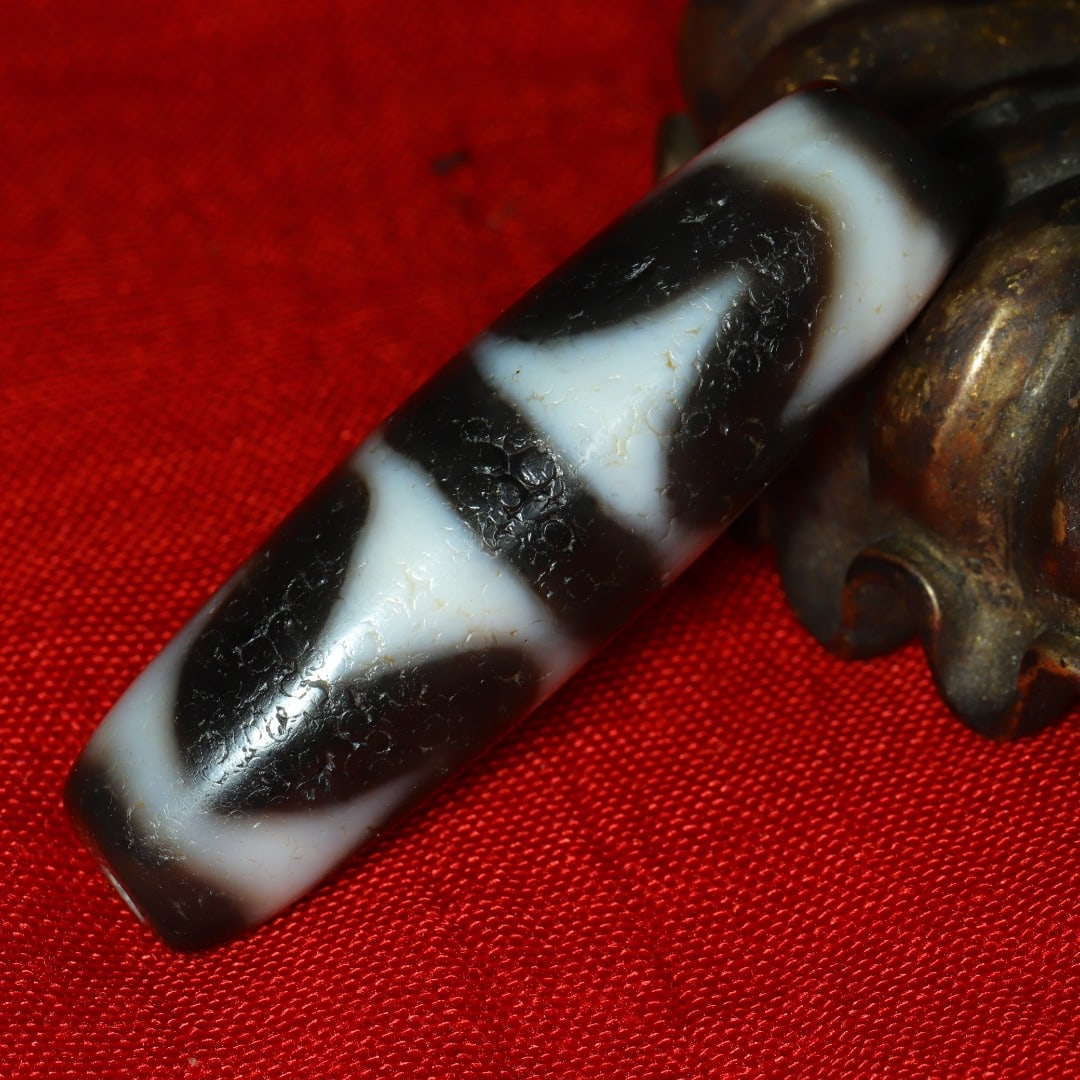 An Exquisite Dzi Bead Pendant: An Exquisite Dzi Bead Pendant，Size：47mmx13mm，Weight：13g 天珠挂件