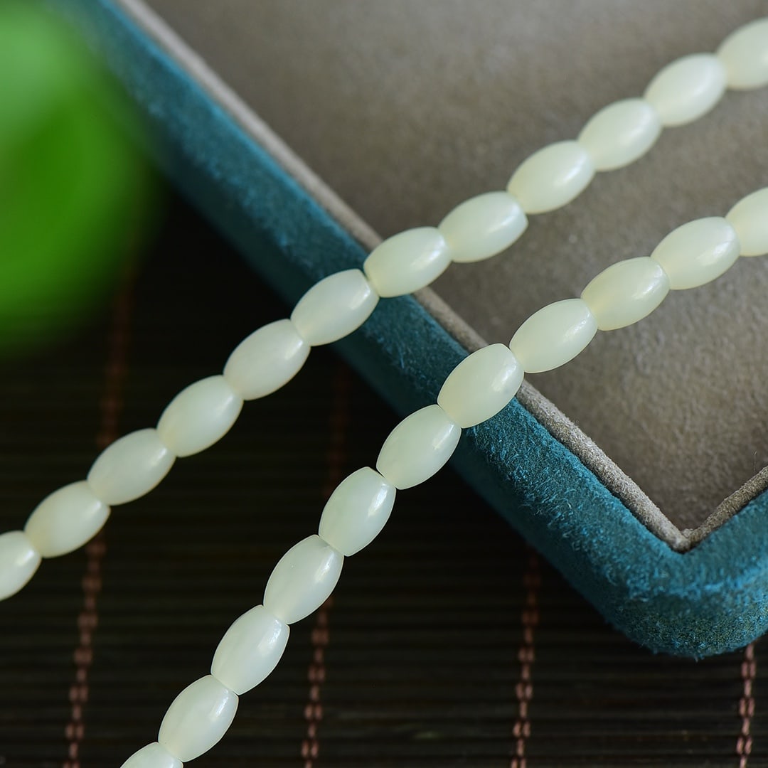 An Exquisite White Jade Bracelets: An Exquisite White Jade Bracelets,Size:8mmx5mm 寓意:路路通达,行云流水间尽显人生精彩；路