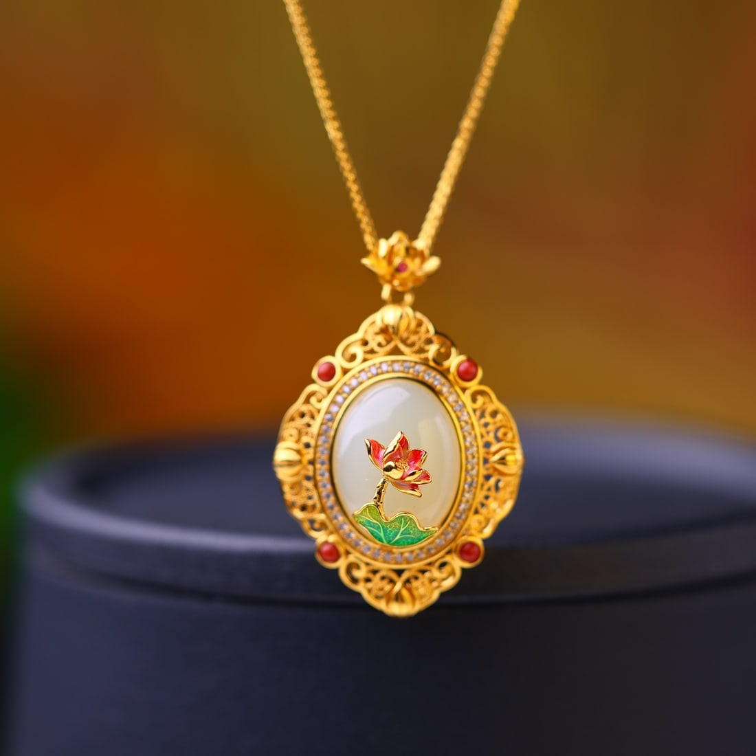 An Exquisite Sterling Silver-Gold Plated Inlaid White Jade Pendant: An Exquisite Sterling Silver-Gold Plated Inlaid White Jade Pendant,Size:12mmx16mm 纯银镀金镶白玉吊坠