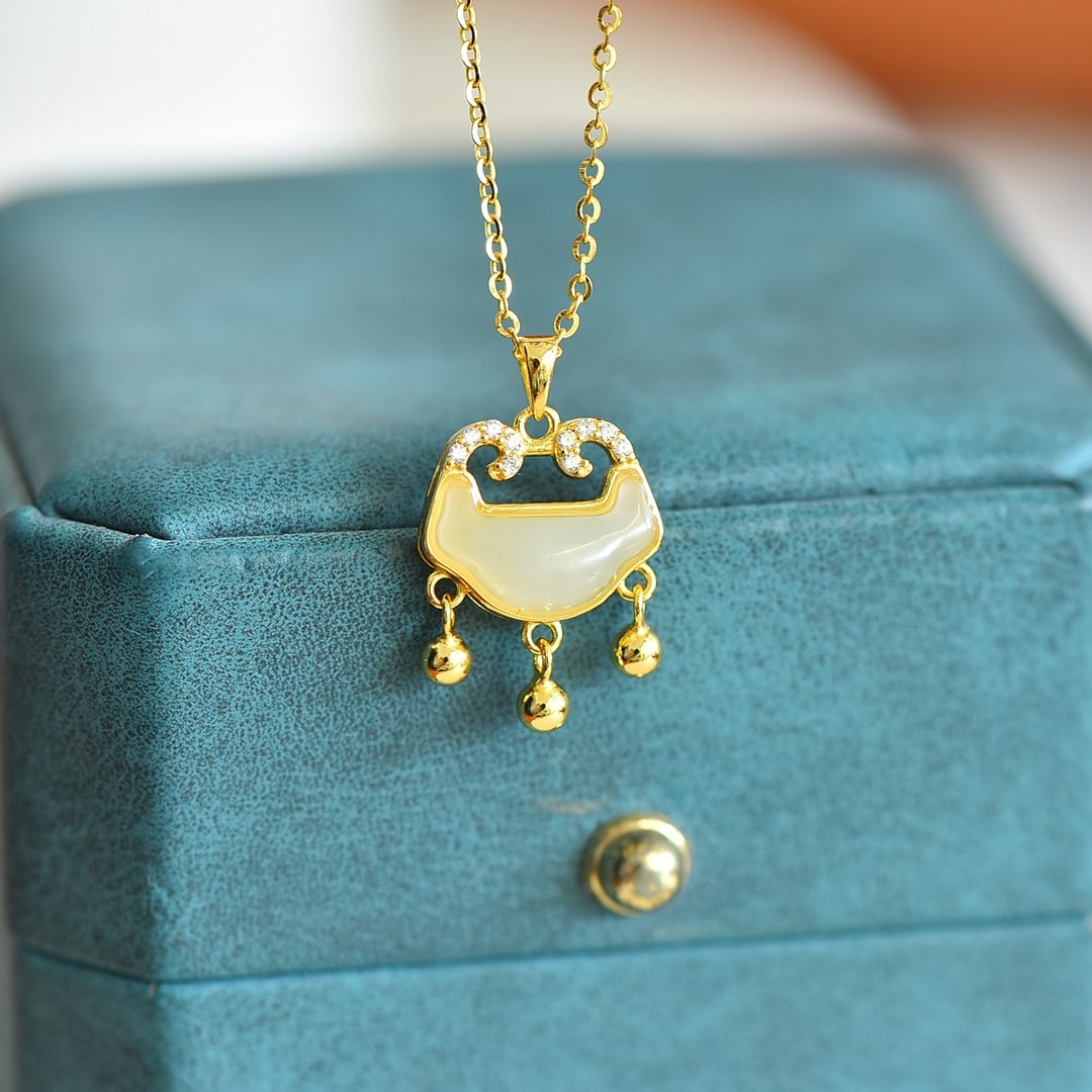 An Exquisite Sterling Silver-Gold Plated Inlaid White Jade Necklace: An Exquisite Sterling Silver-Gold Plated Inlaid White Jade Necklace,Size:6mmx12mm 纯银镀金镶白玉项链