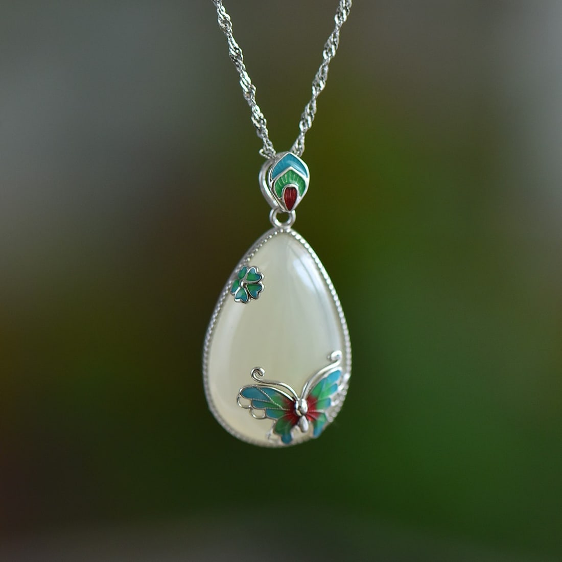 An Exquisite Sterling Silver Inlaid White Jade Pendant: An Exquisite Sterling Silver Inlaid White Jade Pendant,Size:15mmx24mm 纯银镶白玉吊坠
