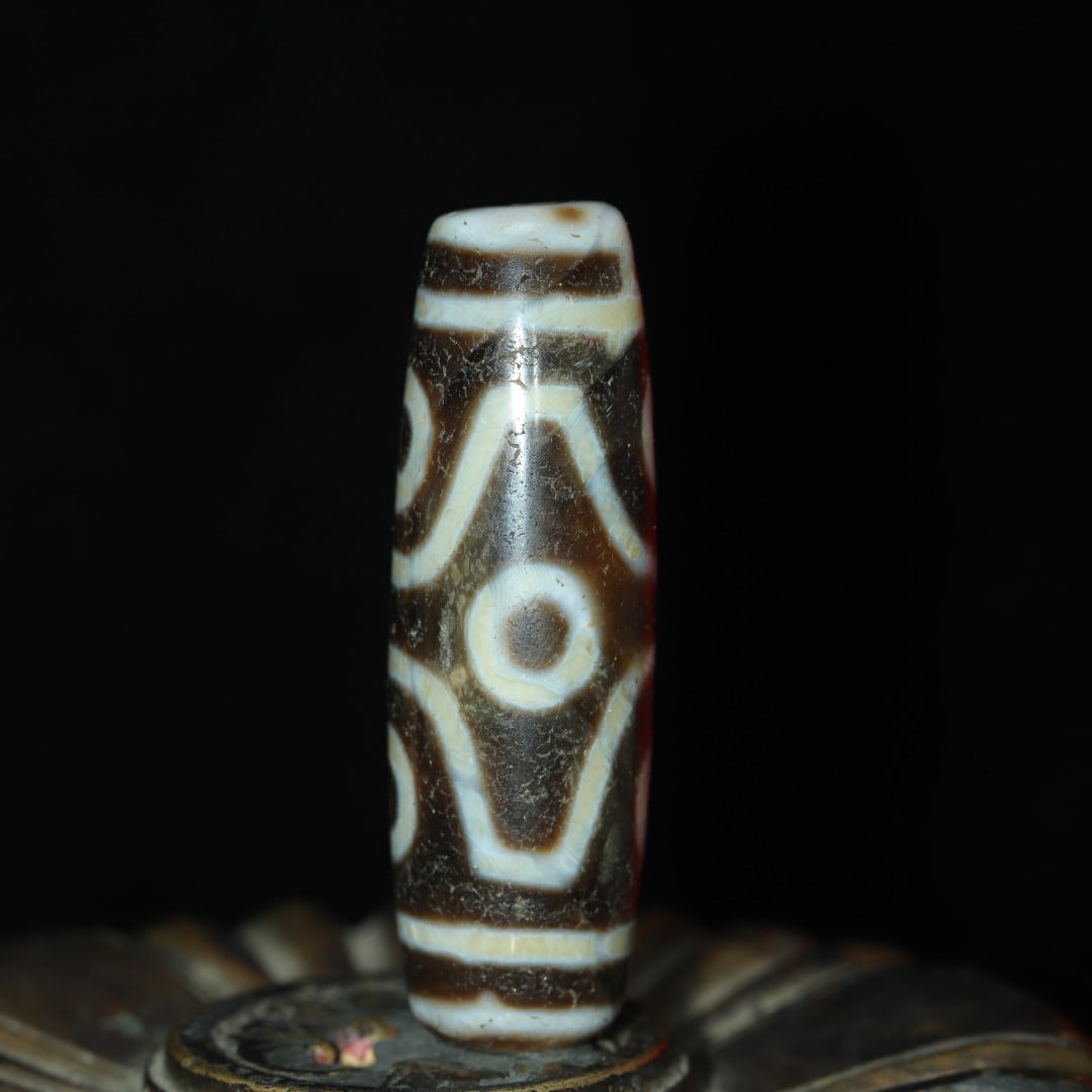 An Exquisite Six Eyes Dzi Bead Pendant: An Exquisite Six Eyes Dzi Bead Pendant，Size：52mmx16mm，Weight：23g 六眼天珠挂件