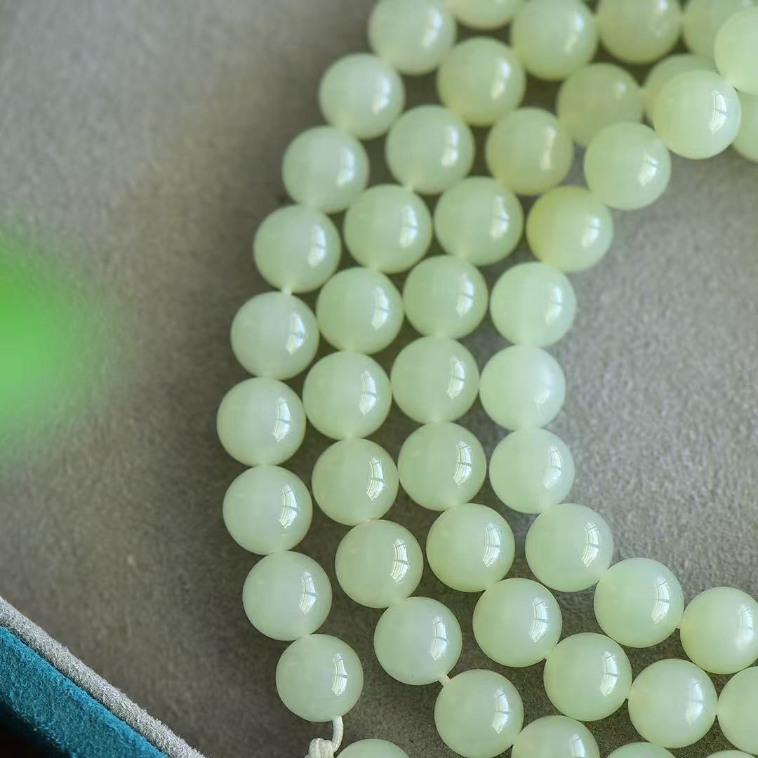 An Exquisite Greenish Jade Bracelets - 4