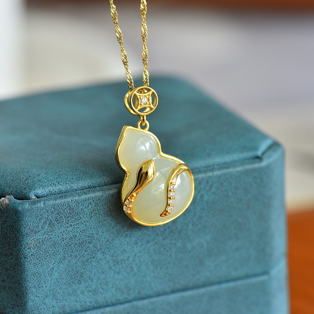 An Exquisite Sterling Silver-Gold Plated Inlaid White Jade Gourd Pendant: An Exquisite Sterling Silver-Gold Plated Inlaid White Jade Gourd Pendant,Size:15mmx20mm 纯银镀金镶白玉葫芦吊坠