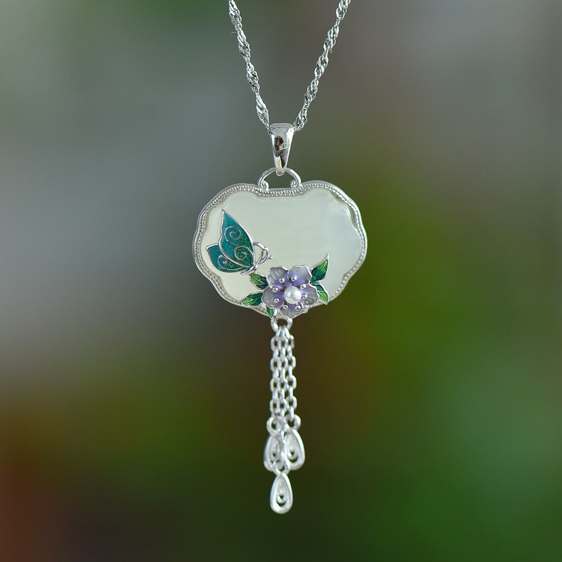 An Exquisite Sterling Silver Inlaid White Jade Pendant,Inlaid Pearls: An Exquisite Sterling Silver Inlaid White Jade Pendant,Inlaid Pearls,Size:16mmx21mm 纯银镶白玉吊坠，嵌珍珠