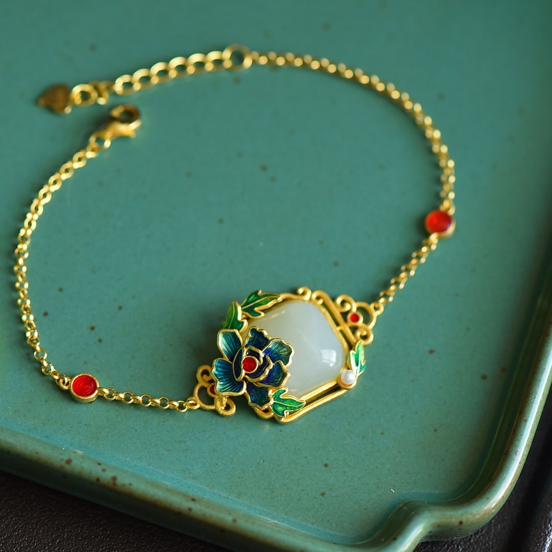 An Exquisite Sterling Silver-Gold Plated Inlaid White Jade Bracelet: An Exquisite Sterling Silver-Gold Plated Inlaid White Jade Bracelet 纯银镀金镶白玉手链