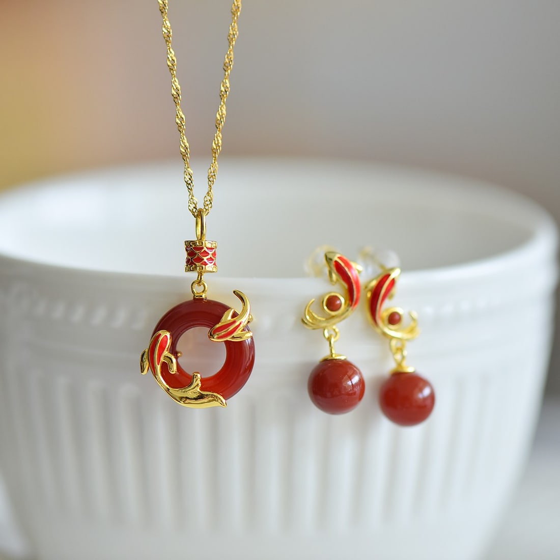 A Set of Fine Sterling Silver-Gold Plated Inlaid Agate Jewelrys: A Set of Fine Sterling Silver-Gold Plated Inlaid Agate Jewelrys 一套纯银镀金镶玛瑙首饰