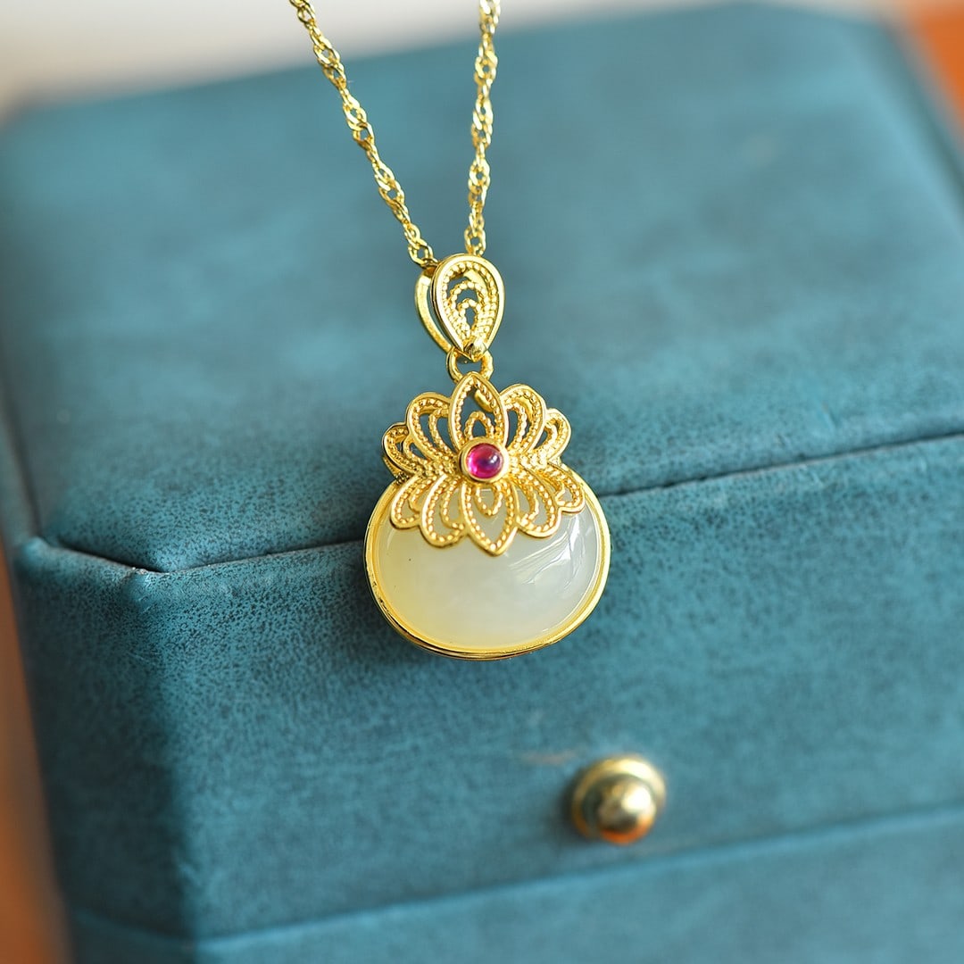 An Exquisite Gilt Silver Inlaid White Jade Pendant: An Exquisite Gilt Silver Inlaid White Jade Pendant,Size:10mmx14mm 纯银镀金镶白玉吊坠