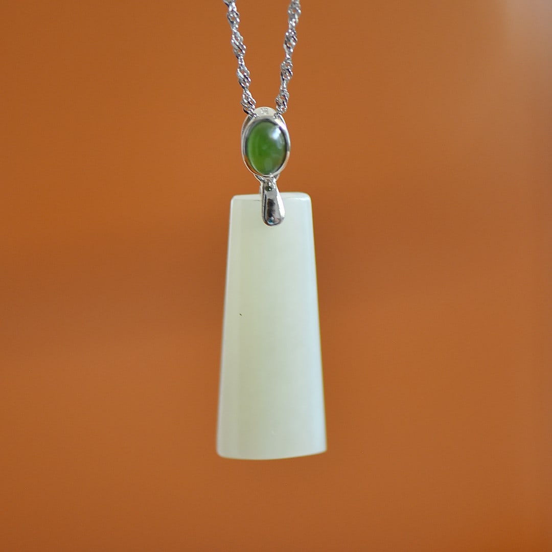 An Exquisite Sterling Silver Inlaid White Jade Pendant,Inlaid Jasper: An Exquisite Sterling Silver Inlaid White Jade Pendant,Inlaid Jasper,Size:13mmx30mm 纯银镶白玉吊坠,嵌碧玉