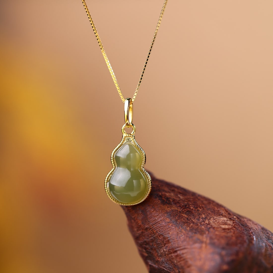 An Exquisite Sterling Silver-Gold Plated Inlaid Sapphire Gourd Pendant: An Exquisite Sterling Silver-Gold Plated Inlaid Sapphire Gourd Pendant,Size:9mmx14mm 纯银镀金镶青玉葫芦吊坠