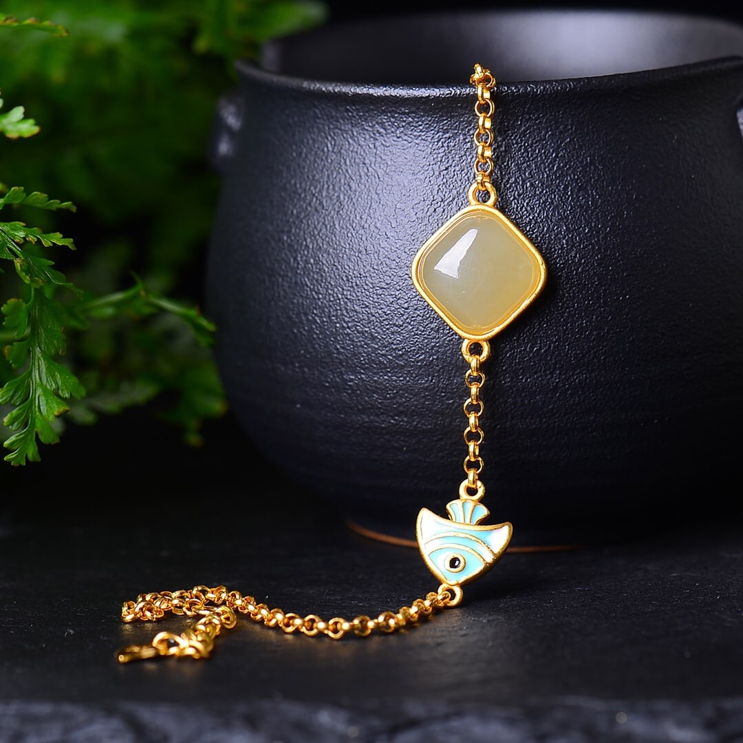 An Exquisite Sterling Silver-Gold Plated Inlaid White Jade Bracelet: An Exquisite Sterling Silver-Gold Plated Inlaid White Jade Bracelet,Size:10mmx10mm 纯银镀金镶白玉手链