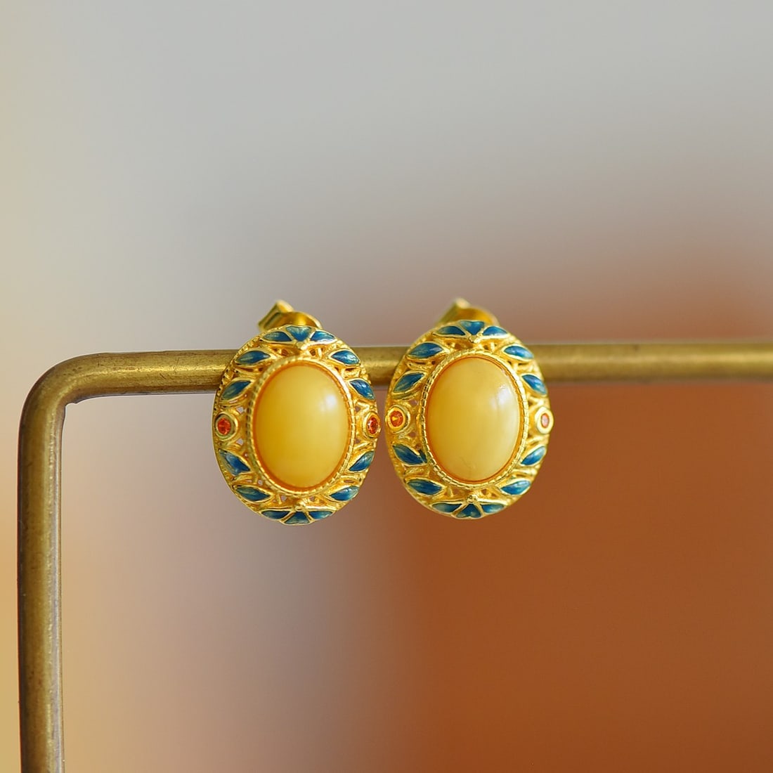 A Pair of Exquisite Sterling Silver-Gold Plated Inlaid Beeswax Enamel Earrings: A Pair of Exquisite Sterling Silver-Gold Plated Inlaid Beeswax Enamel Earrings,Size:6mmx8mm 一对纯银镀金镶蜜蜡珐琅耳钉