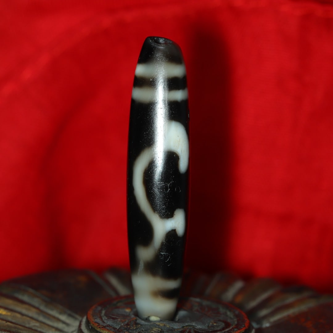 An Exquisite Dzi Bead Pendant: An Exquisite Dzi Bead Pendant，Size：56mmx12mm，Weight：11g 天珠挂件