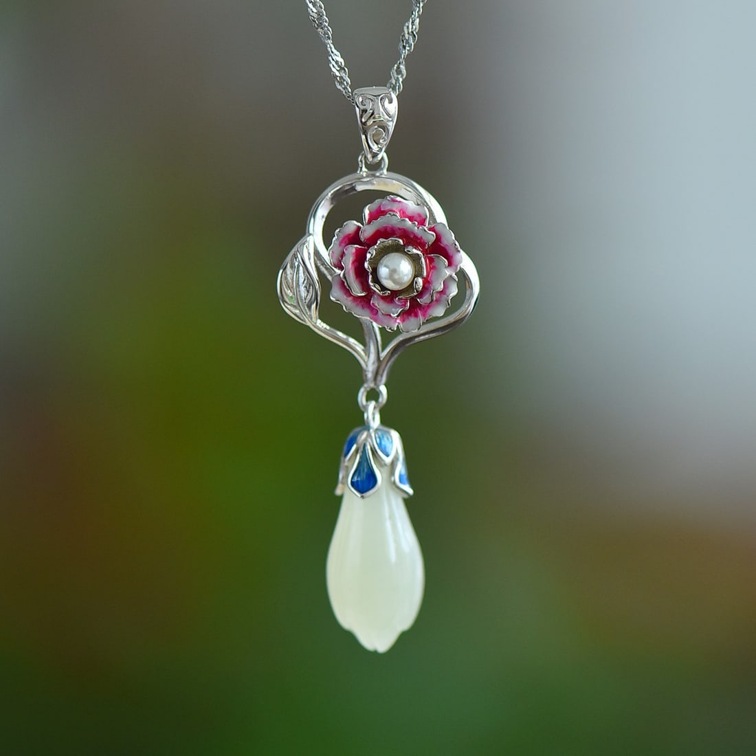 An Exquisite Sterling Silver Inlaid White Jade Pendant,Inlaid Pearls: An Exquisite Sterling Silver Inlaid White Jade Pendant,Inlaid Pearls,Size:9mmx21mm 纯银镶白玉吊坠，嵌珍珠