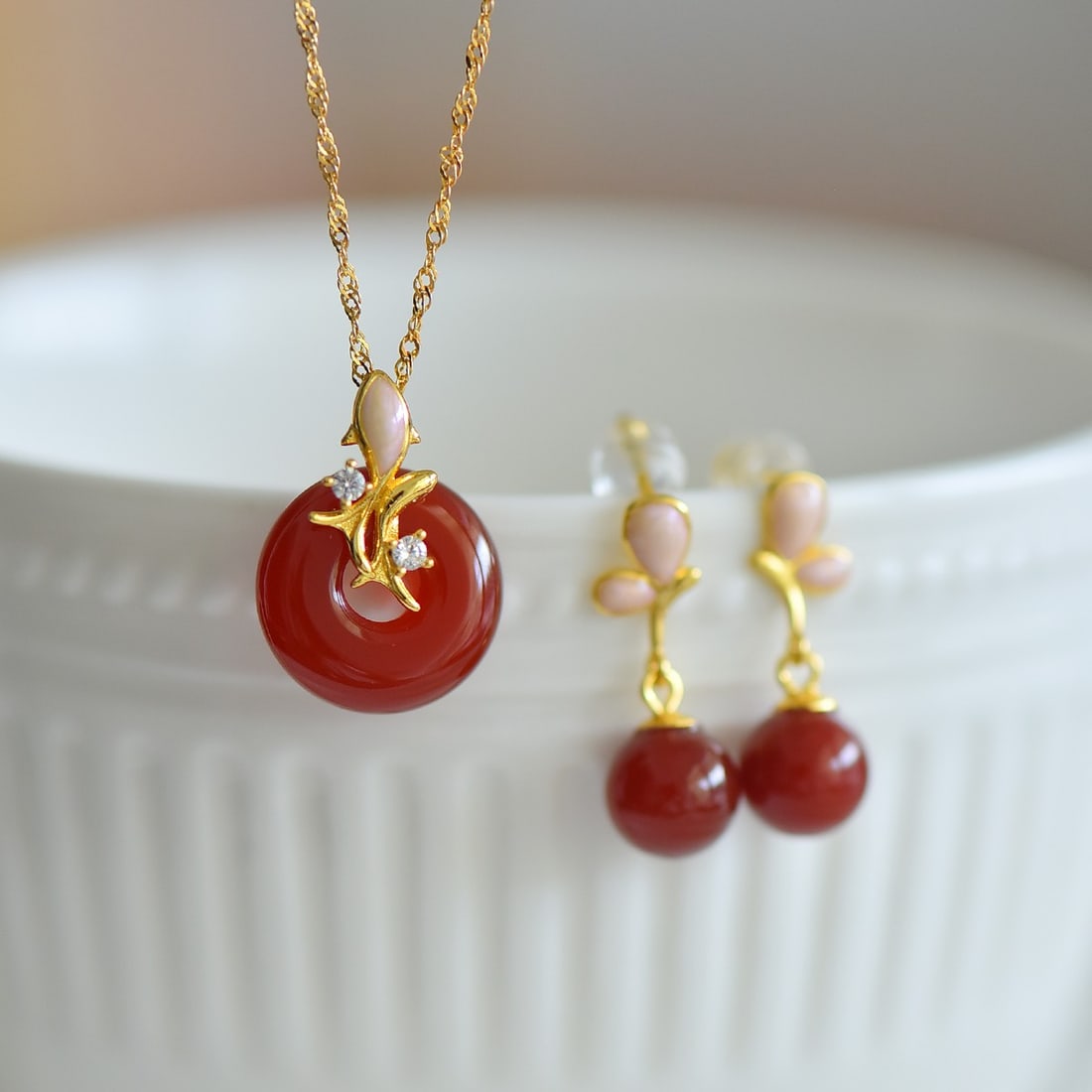 A Set of Fine Sterling Silver-Gold Plated Inlaid Agate Jewelrys: A Set of Fine Sterling Silver-Gold Plated Inlaid Agate Jewelrys 一套纯银镀金镶玛瑙首饰