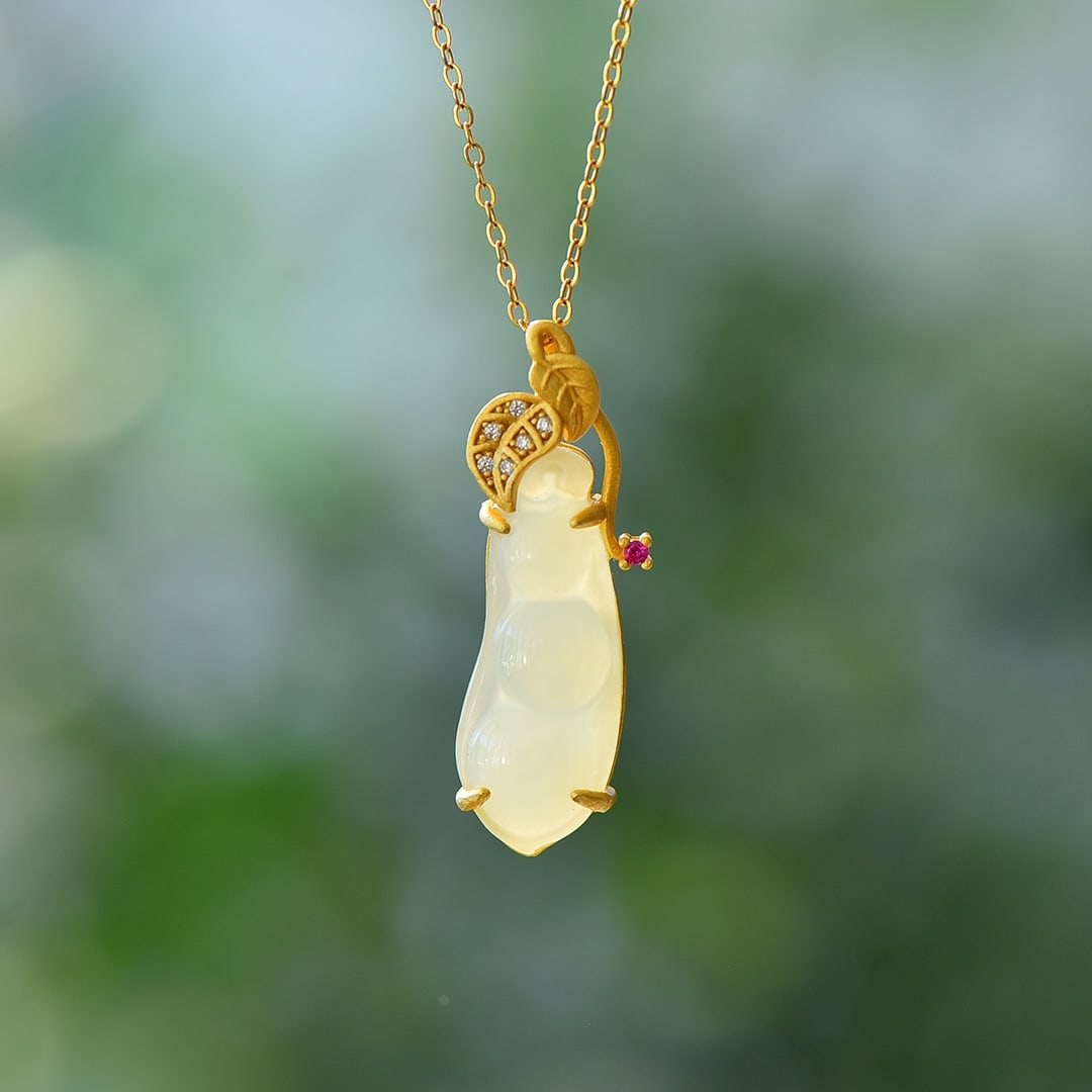 An Exquisite Sterling Silver-Gold Plated Inlaid White Jade Pendant: An Exquisite Sterling Silver-Gold Plated Inlaid White Jade Pendant, 纯银镀金镶白玉吊坠