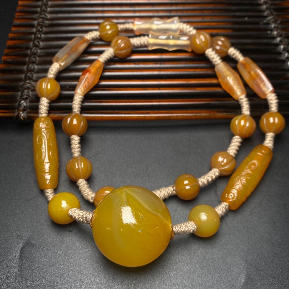 An Exquisite Agate Necklace - 3