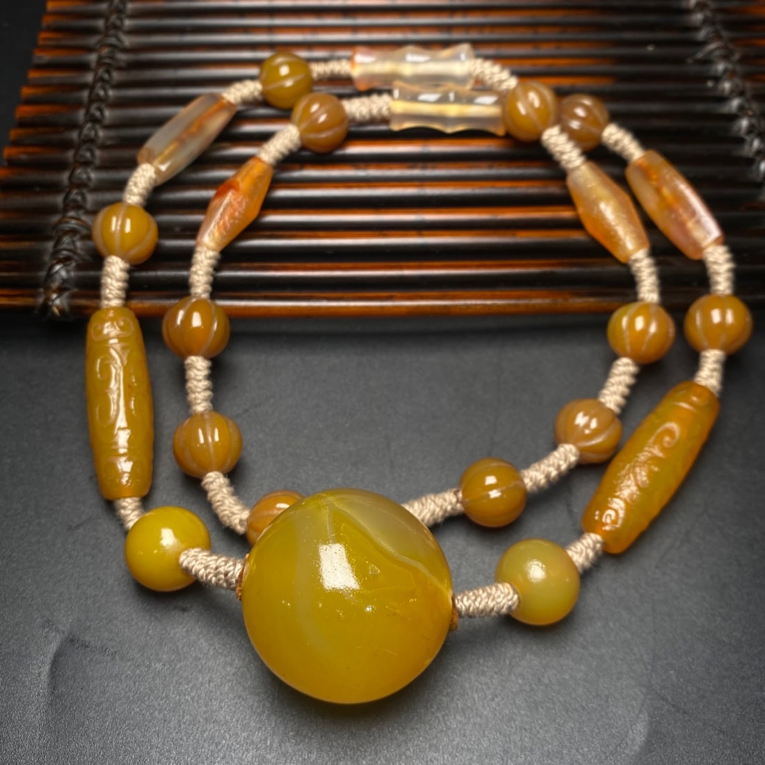 An Exquisite Agate Necklace - 4