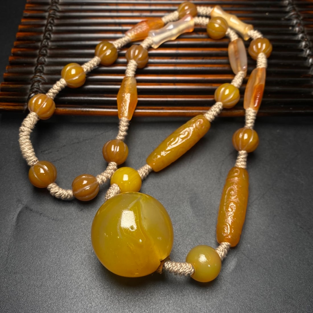An Exquisite Agate Necklace - 5