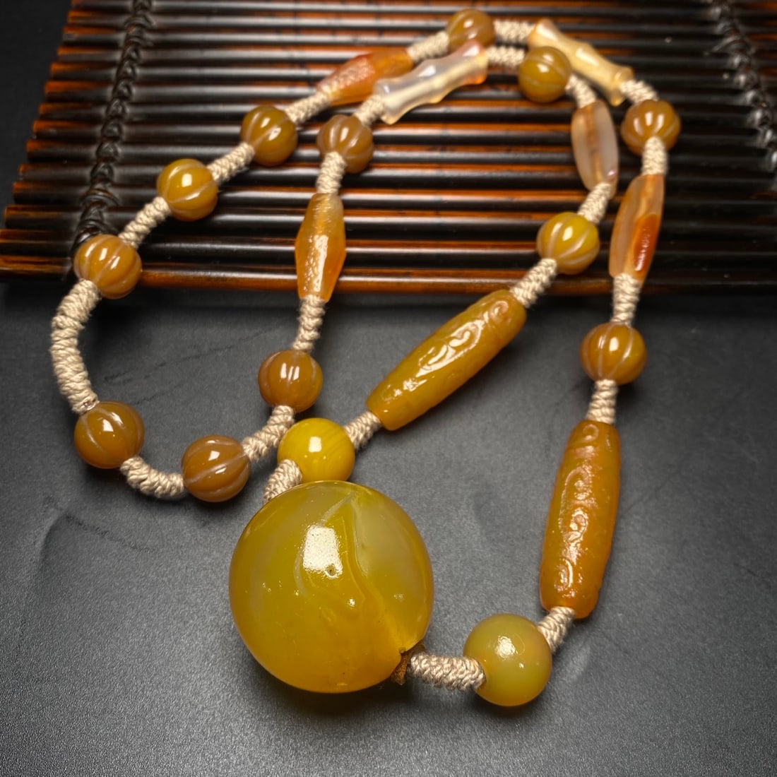 An Exquisite Agate Necklace - 6
