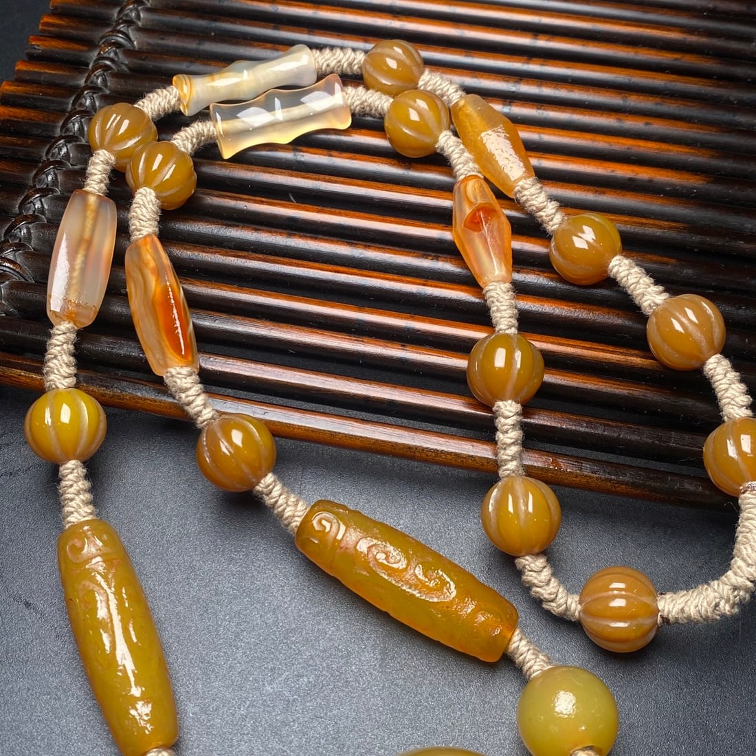 An Exquisite Agate Necklace - 8