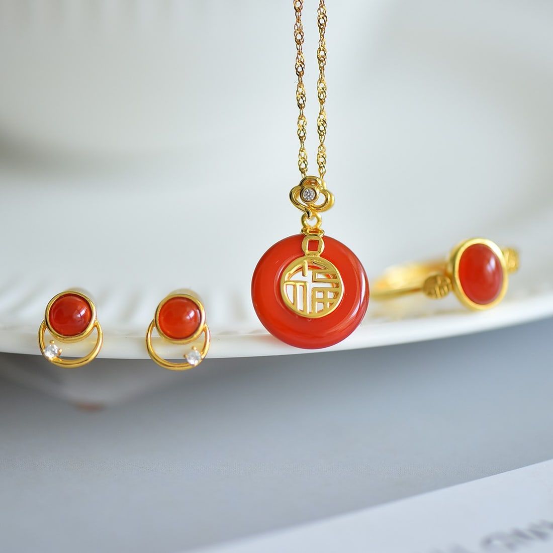 A Set of Fine Sterling Silver-Gold Plated Inlaid Agate Jewelrys,Inlaid Diamond: A Set of Fine Sterling Silver-Gold Plated Inlaid Agate Jewelrys,Inlaid Diamond 一套纯银镀金镶玛瑙首饰,嵌钻石