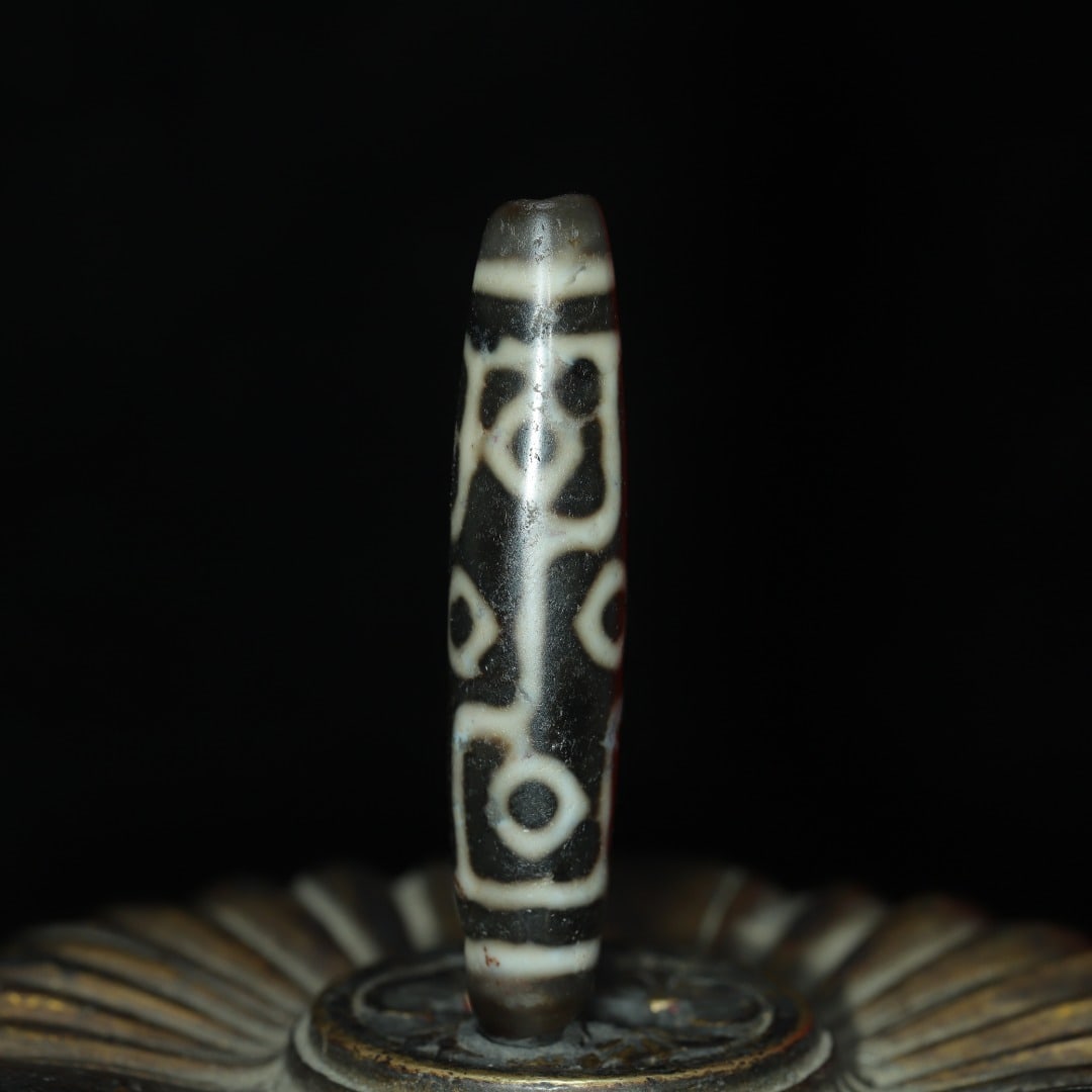 An Exquisite Nine Eyes Dzi Bead Pendant: An Exquisite Nine Eyes Dzi Bead Pendant，Size：52mmx11mm，Weight：9g 九眼天珠挂件