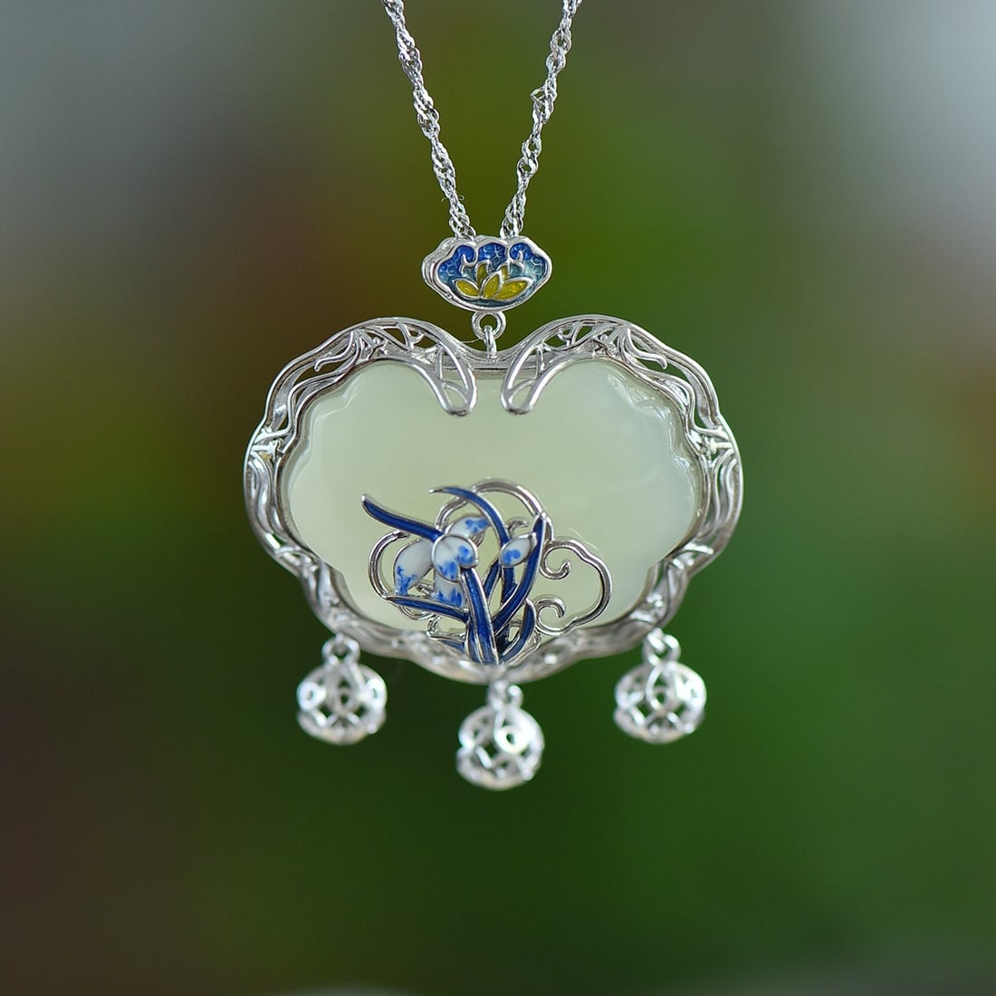 An Exquisite Sterling Silver Inlaid White Jade Pendant: An Exquisite Sterling Silver Inlaid White Jade Pendant,Size:21mmx28mm 纯银镶白玉吊坠