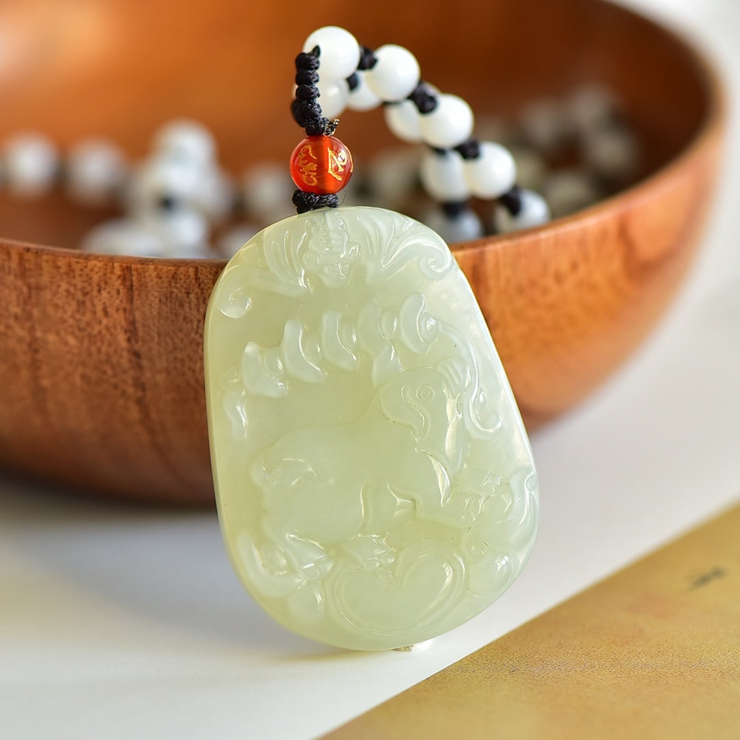 An Exquisite White Jade Pig Pattern Pendant - 3