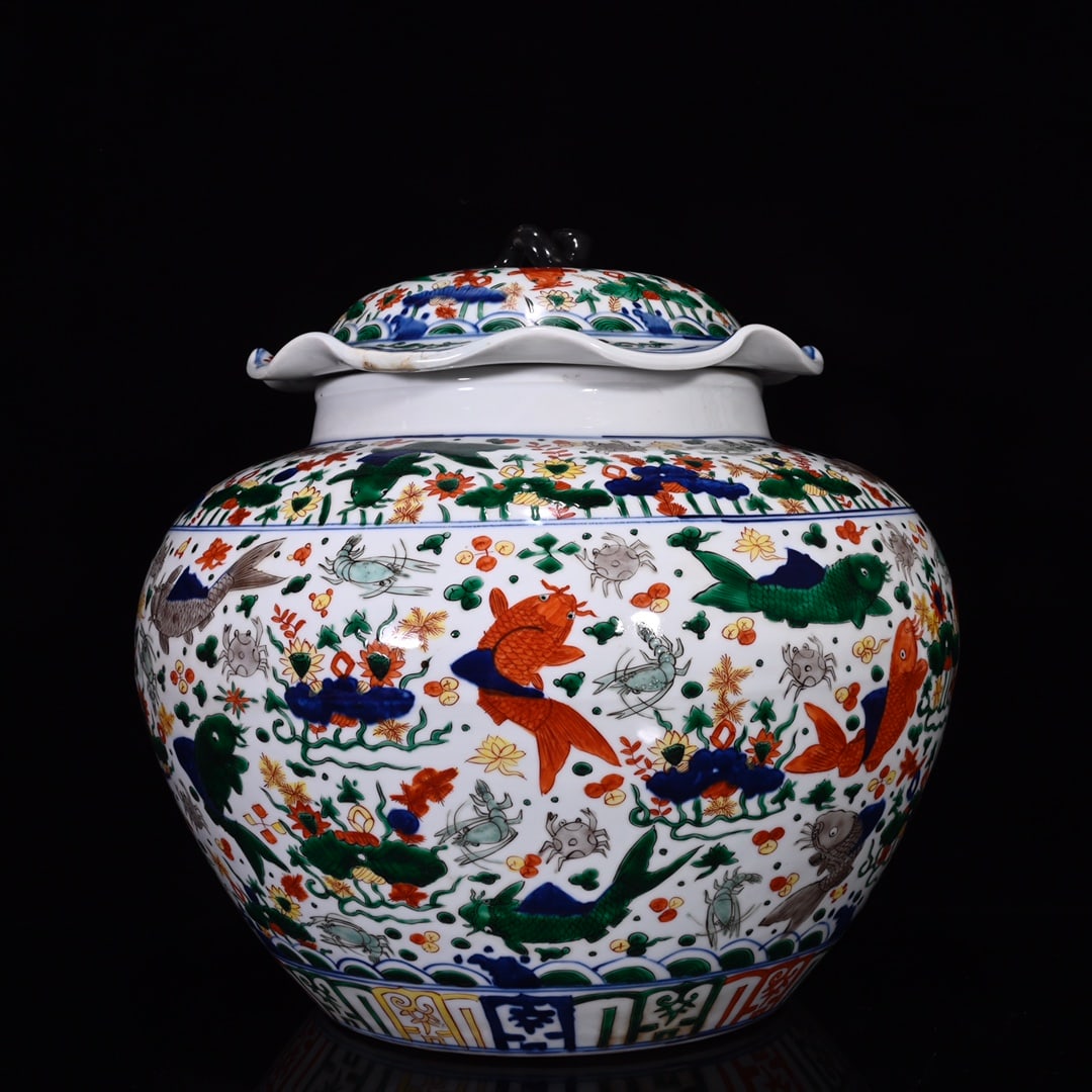 An Exquisite Doucai Hornwort Pattern Jar with Cover - 2
