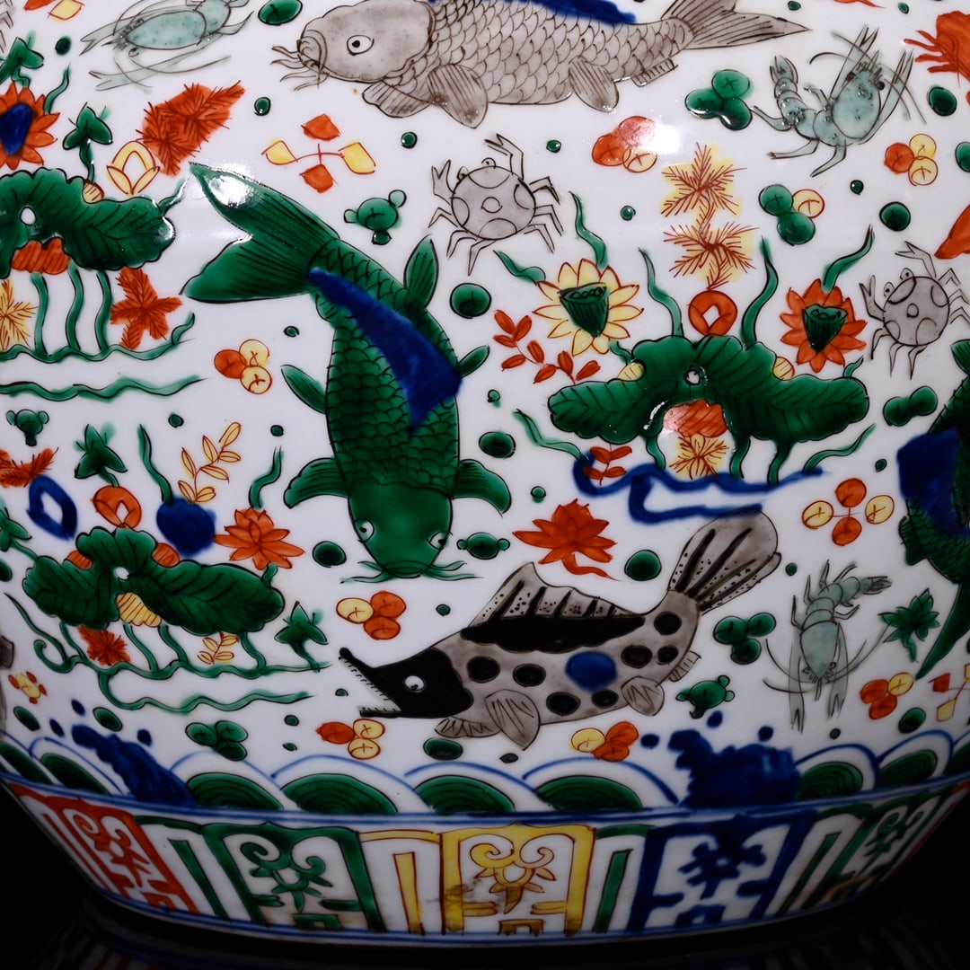 An Exquisite Doucai Hornwort Pattern Jar with Cover - 4