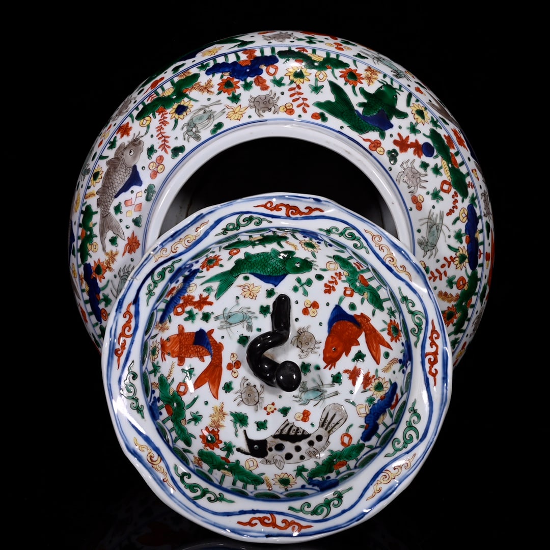 An Exquisite Doucai Hornwort Pattern Jar with Cover - 7