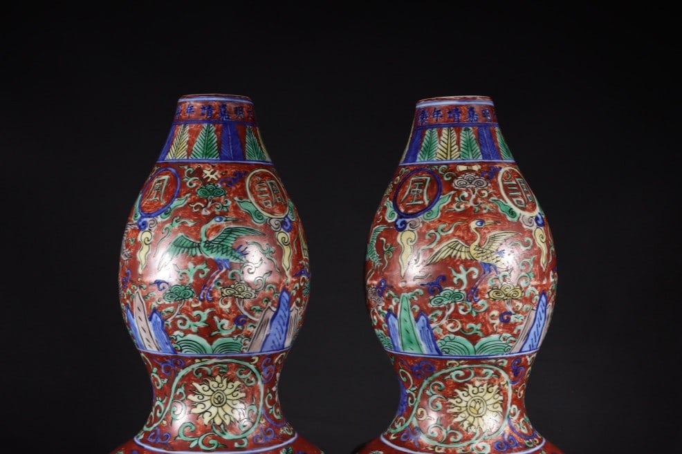 A Pair of Rare Red Ground Blue and White Flower and Phoenix Pattern Gourd-Shaped Vases - 7