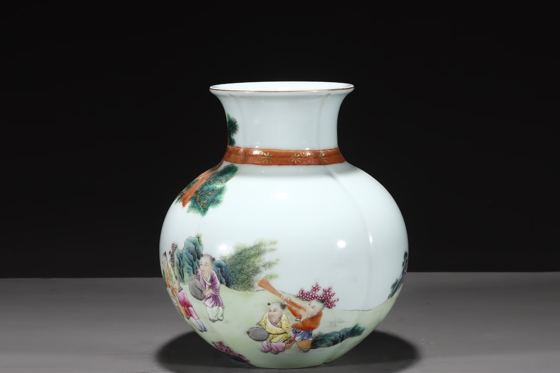 An Exquisite Famille-Rose Painted Gold Figure and Story Pattern Vase,with Chinese Vertical Scroll - 2