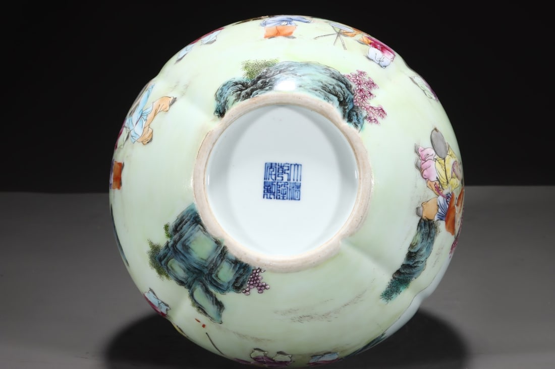 An Exquisite Famille-Rose Painted Gold Figure and Story Pattern Vase,with Chinese Vertical Scroll - 5