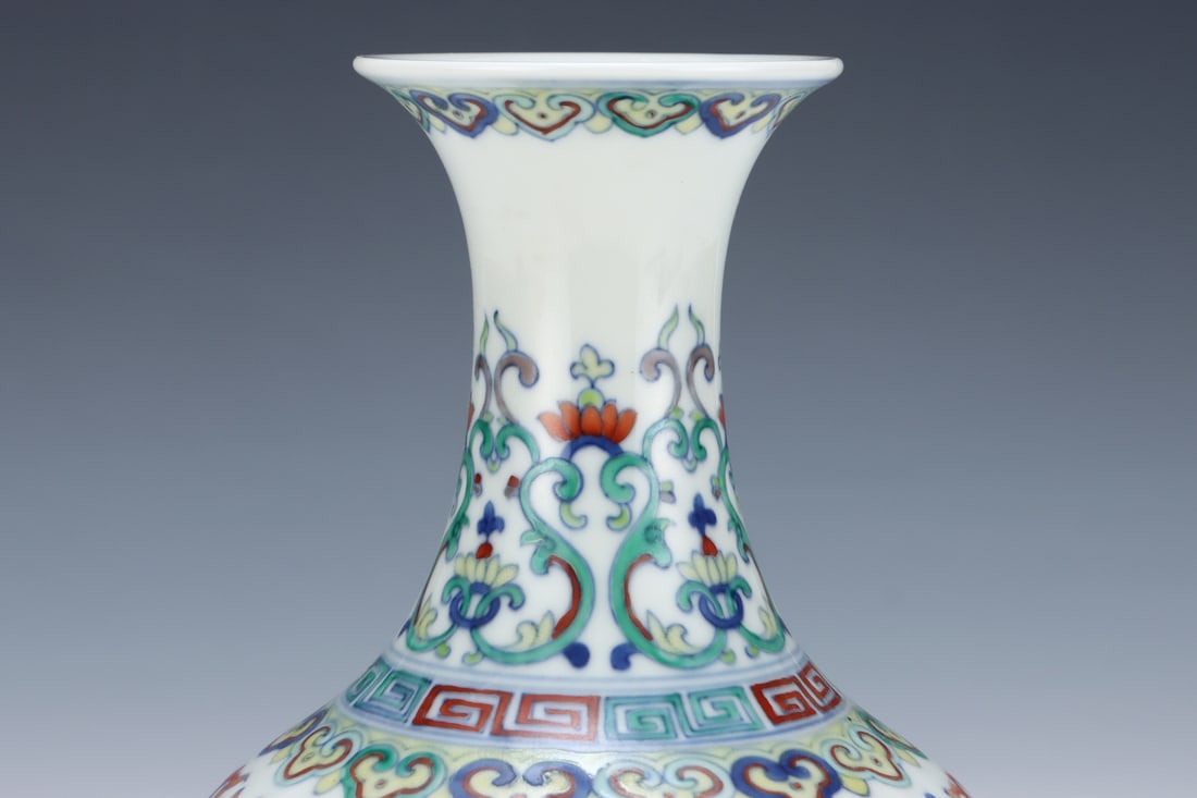 An Exquisite Doucai Lotus Pattern Vase - 4