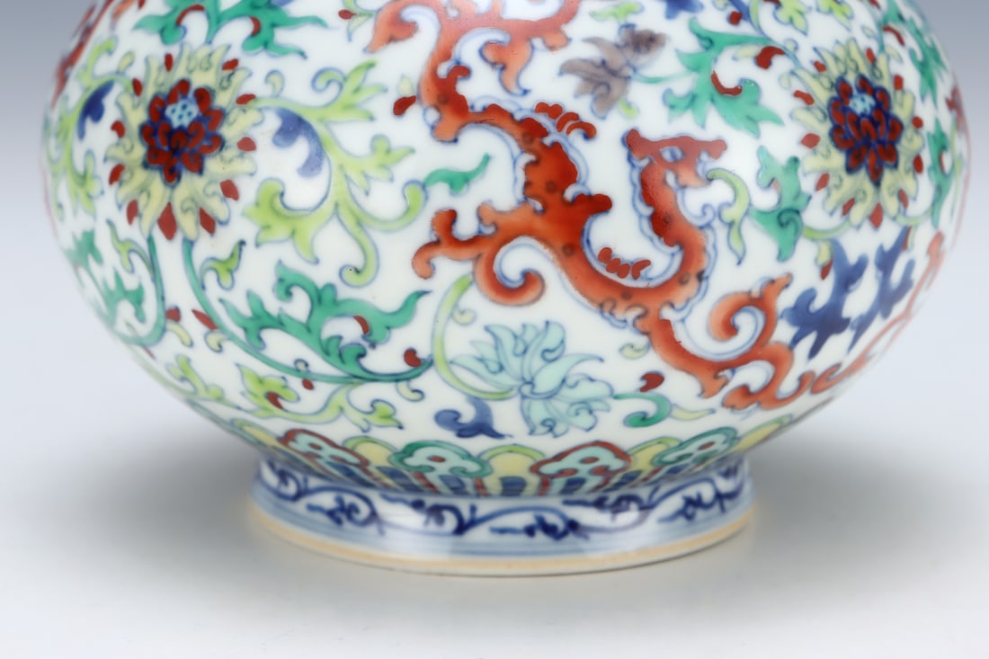 An Exquisite Doucai Lotus Pattern Vase - 5