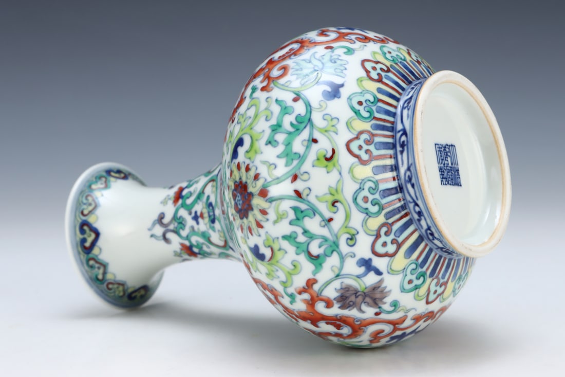 An Exquisite Doucai Lotus Pattern Vase - 7