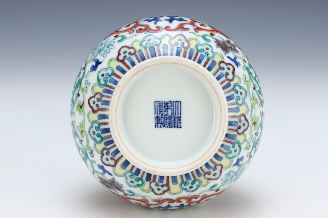 An Exquisite Doucai Lotus Pattern Vase - 8