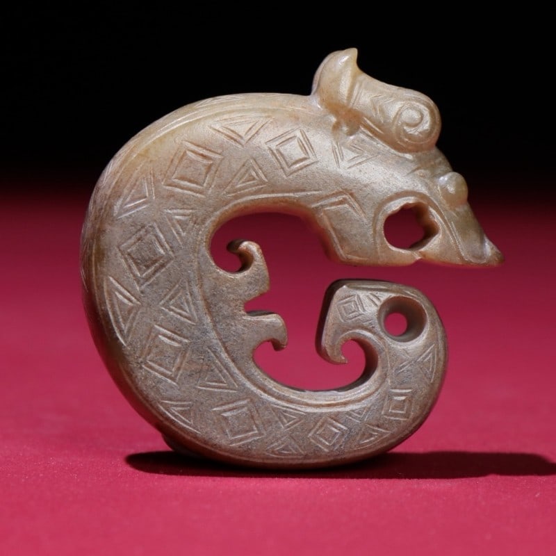 An Exquisite White Jade Dragon Pattern Pendant (1 of 9)