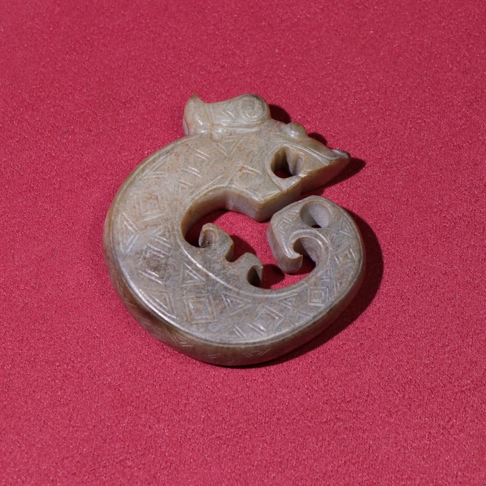 An Exquisite White Jade Dragon Pattern Pendant - 2