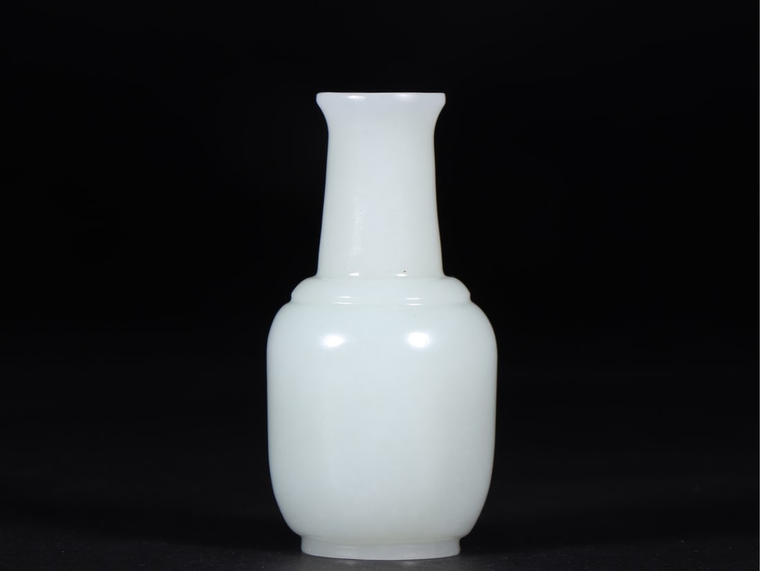 A Fine White Jade Vase: A Fine White Jade Vase,Qing Dynasty, China,Size:1.5inx3in Weight:99g 白玉瓶,中国清代