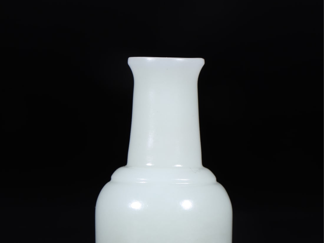 A Fine White Jade Vase - 3