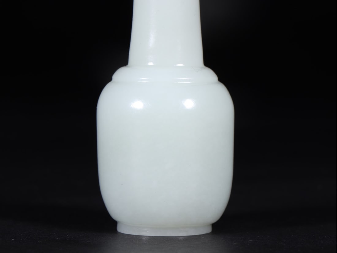 A Fine White Jade Vase - 4