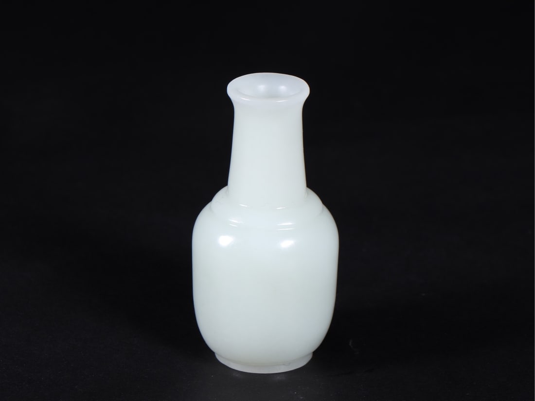A Fine White Jade Vase - 5