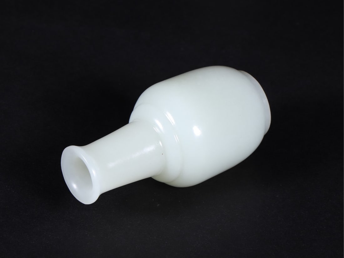 A Fine White Jade Vase - 6